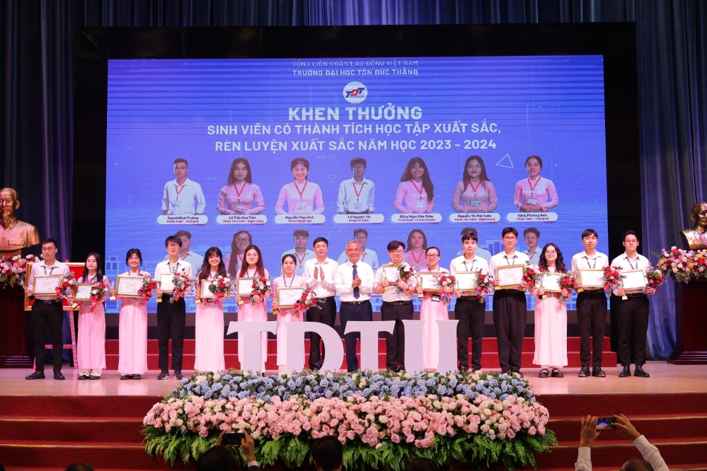 Dr. Dang Ngoc Tung, former Member of the Party Central Committee, Former Chairman of the Vietnam General Confederation of Labour and member of the University Council together with comrade Tong Van Bang - Head of the Organizing Committee of the Vietnam General Confederation of Labor and member of the University Council, presenting awards to students for their outstanding achievements in academics and conduct