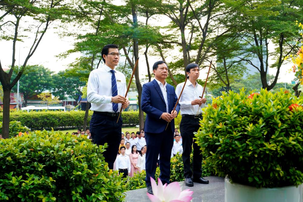 The University leaders offering incense at the statue of President Ton Duc Thang on the morning of November 20, 2024