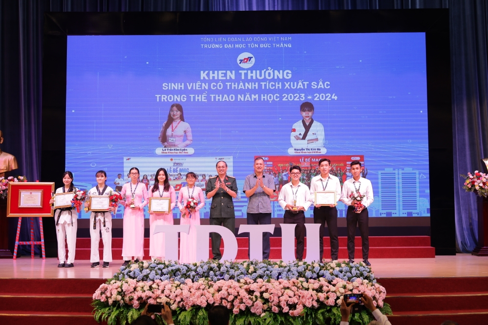 Lieutenant General Nguyen Van Nam, member of the Standing Committee of the Ho Chi Minh City Party Committee and Commander of the Ho Chi Minh City Command, along with comrade Nguyen Minh Dung, Chairman of the Inspection Committee of the Vietnam General Confederation of Labor, presenting awards to students for their outstanding achievements in sports