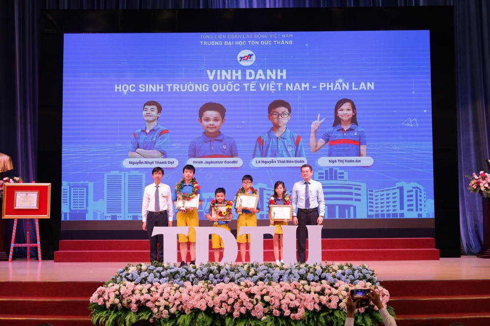 Mr. Hoang Minh Tuan Anh, Chairman of the People’s Committee of District 7, Ho Chi Minh City, and Dr. Vo Hoang Duy, Vice President of TDTU, presenting awards to students from the Vietnam-Finland International School (VFIS) for their achievements