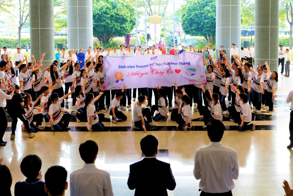 TDTU students performing a Flashmob as a gift to the lecturers on November 20