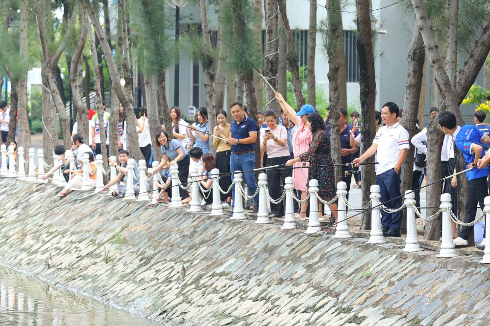 TDTU students performing a Flashmob as a gift to the lecturers on November 20