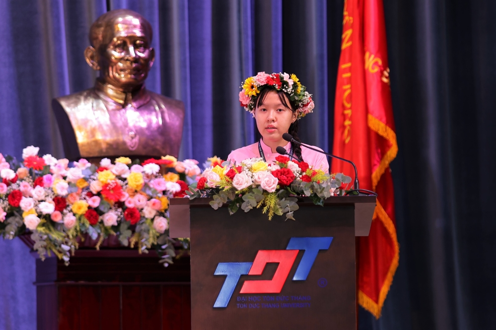 Mai Dang Kim Ngoc, the valedictorian of Intake 28, delivering a speech at the Ceremony