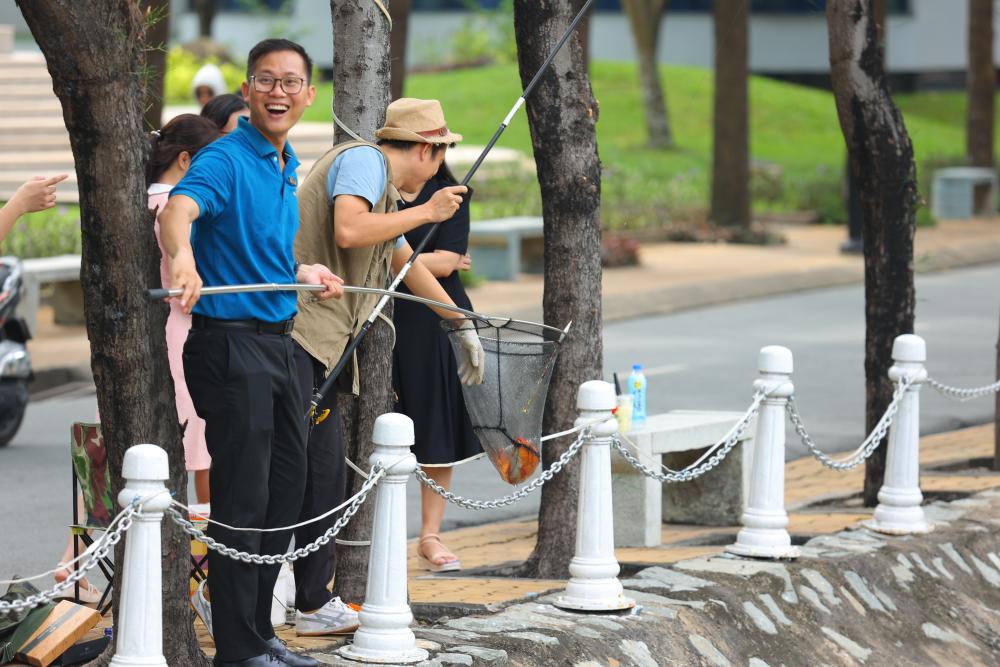 TDTU students performing a Flashmob as a gift to the lecturers on November 20