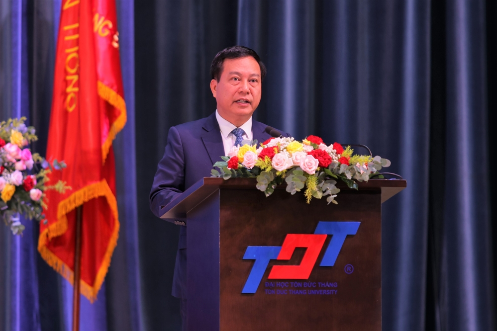 Dr. Vu Anh Duc, Secretary of the Party Committee and Chairman of the University Council, delivering a response speech