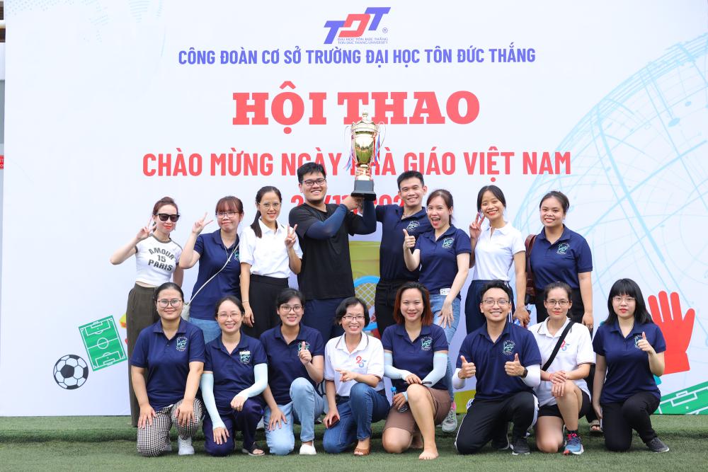 The awards ceremony for the Lecturers and Staff Sports Festival in celebration of Vietnamese Teachers’ Day 2024