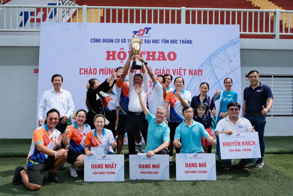 The awards ceremony for the Lecturers and Staff Sports Festival in celebration of Vietnamese Teachers’ Day 2024