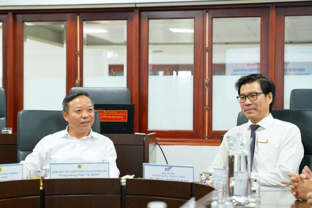 Lieutenant General, Assoc. Prof. Dr. Phan Xuan Tuy - Director of the People’s Police Political Academy (left) discussing with Dr. Tran Trong Dao - President of TDTU (right) at the working session