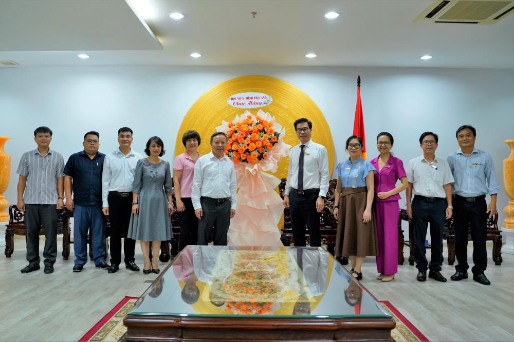 The delegation of the People’s Police Political Academy presenting flowers to congratulate the University’s teaching staff on Vietnamese Teachers’ Day, November 20