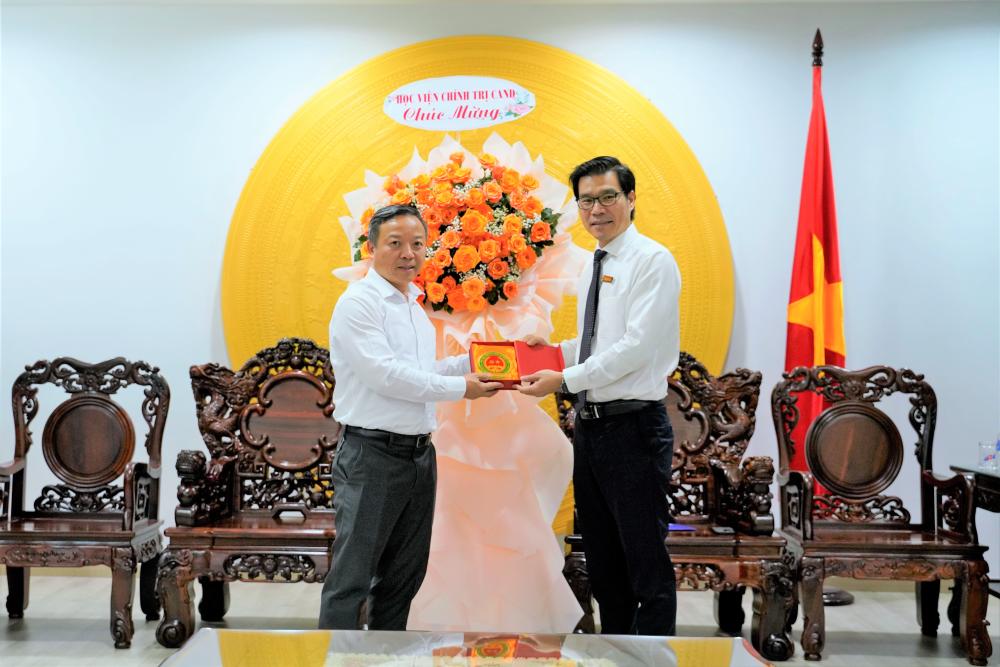 Representatives of the two institutions exchanging souvenirs and taking photos