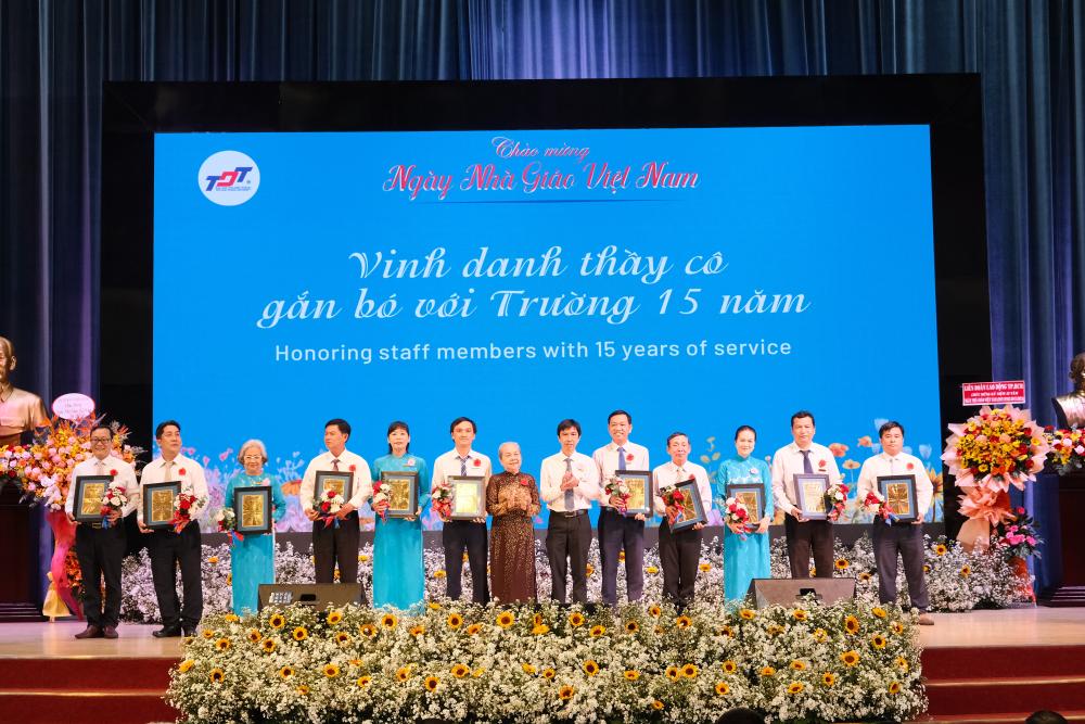 The University leaders honoring lecturers and staff who have been dedicated to the University for 20 years, 15 years, and 10 years, acknowledging their significant contributions to the University’s development