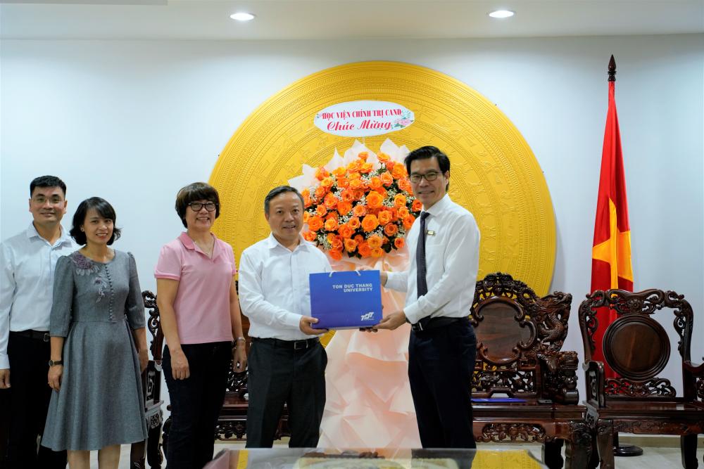 Representatives of the two institutions exchanging souvenirs and taking photos