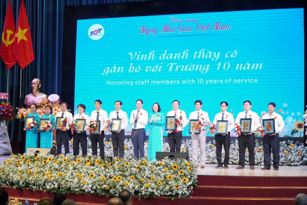 The University leaders honoring lecturers and staff who have been dedicated to the University for 20 years, 15 years, and 10 years, acknowledging their significant contributions to the University’s development