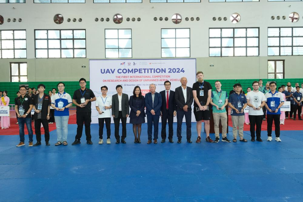 The Organizing Committee giving commemorative medals to the participating teams and representatives of the judging panel