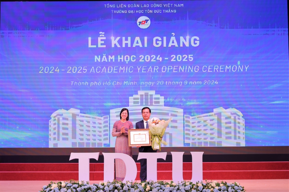 Ms. Nguyen Thi La, Permanent Deputy Secretary of the Party Committee of Ho Chi Minh City University and College presenting the Certificate of Merit for “Outstanding completion of exemplary tasks” to the University