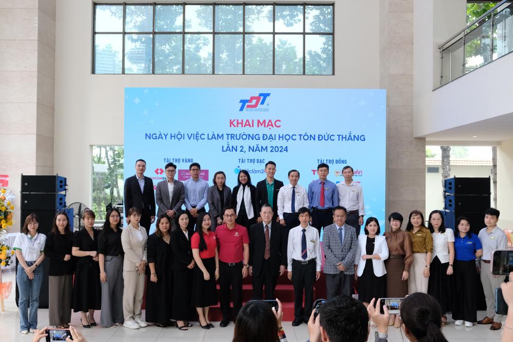 Representatives of the Presidential Board and leaders of Departments and Faculties taking group photos with representatives of the enterprises participating in the Job Fair