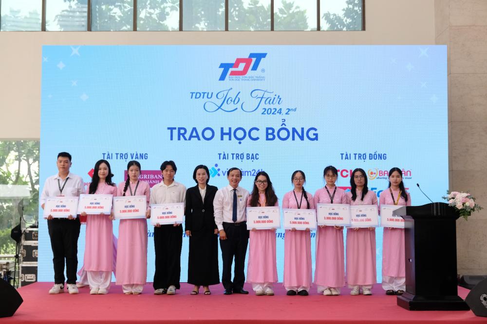 Representatives of the TDTU Presidential Board and enterprises awarding scholarships to outstanding students who overcome difficulties and have good academic performance