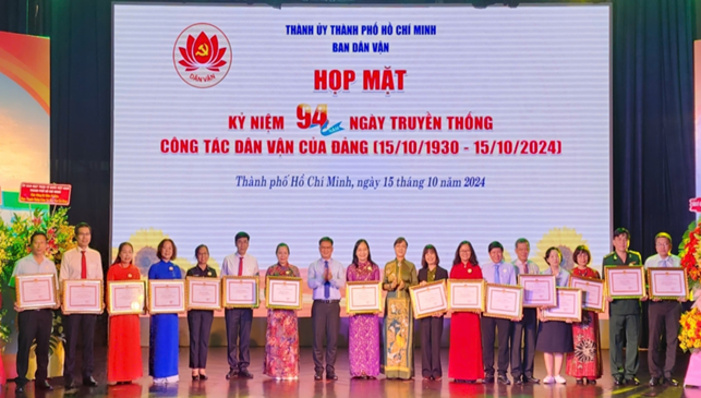 Lãnh đạo Thành ủy trao Bằng khen cho các tập thể điển hình Dân vân khéo năm 2024