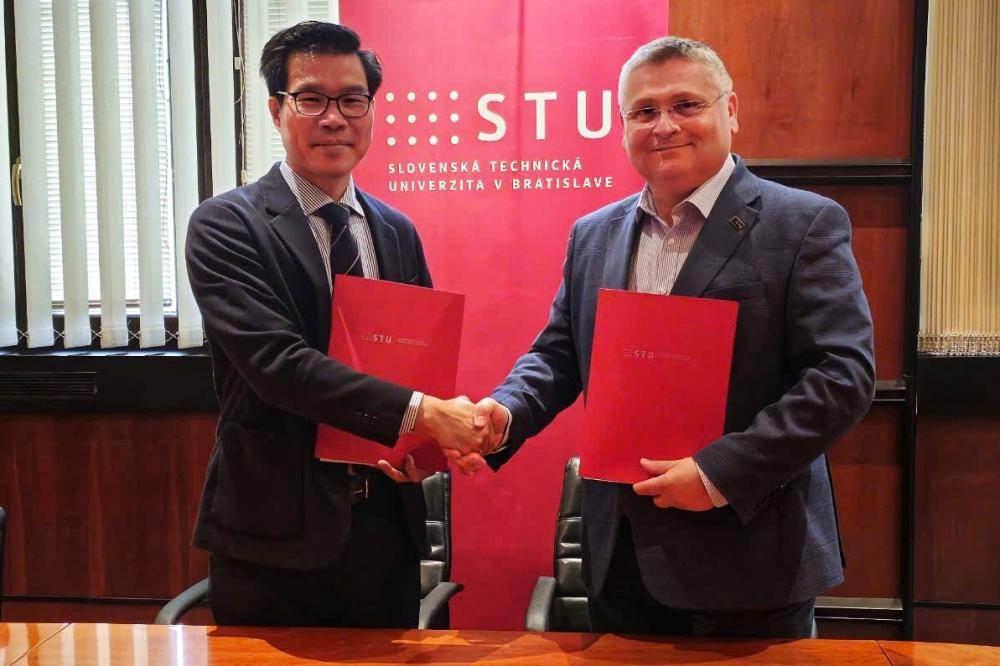 TDTU delegation visits and signs cooperation agreement with the Slovak University of Technology in Bratislava