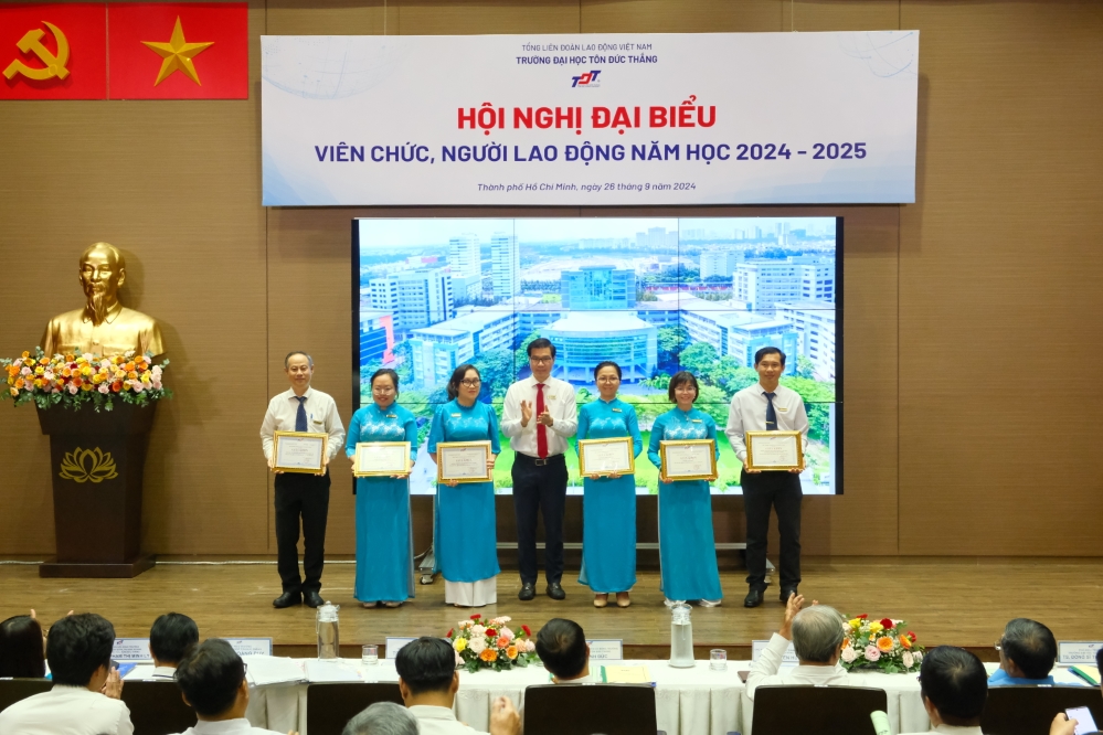 ThS. Nguyễn Huy Cận – Chủ tịch Hội Khuyến học TP. HCM, thành viên HĐT và Ban Giám hiệu Nhà trường khen thưởng các tập thể, cá nhân đạt thành tích cao trong năm học 2023-2024