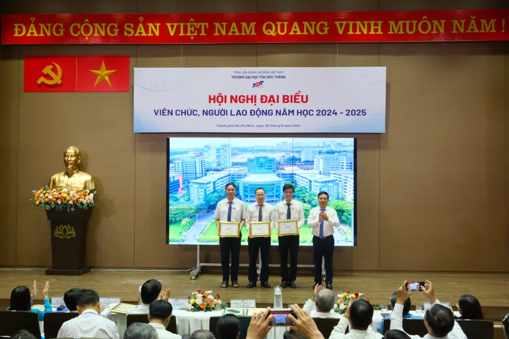 ThS. Nguyễn Huy Cận – Chủ tịch Hội Khuyến học TP. HCM, thành viên HĐT và Ban Giám hiệu Nhà trường khen thưởng các tập thể, cá nhân đạt thành tích cao trong năm học 2023-2024