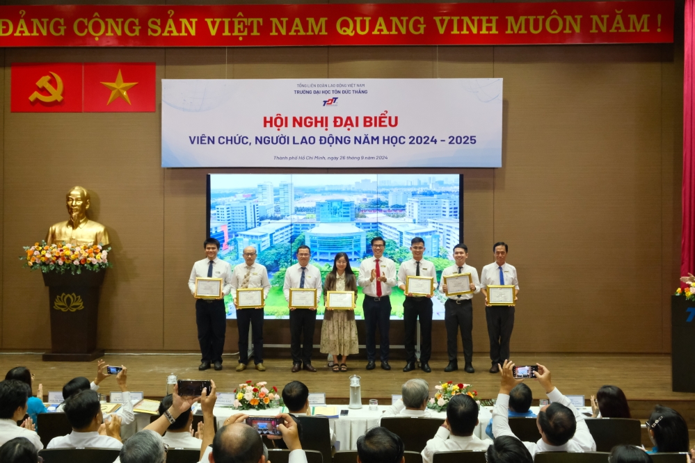 ThS. Nguyễn Huy Cận – Chủ tịch Hội Khuyến học TP. HCM, thành viên HĐT và Ban Giám hiệu Nhà trường khen thưởng các tập thể, cá nhân đạt thành tích cao trong năm học 2023-2024