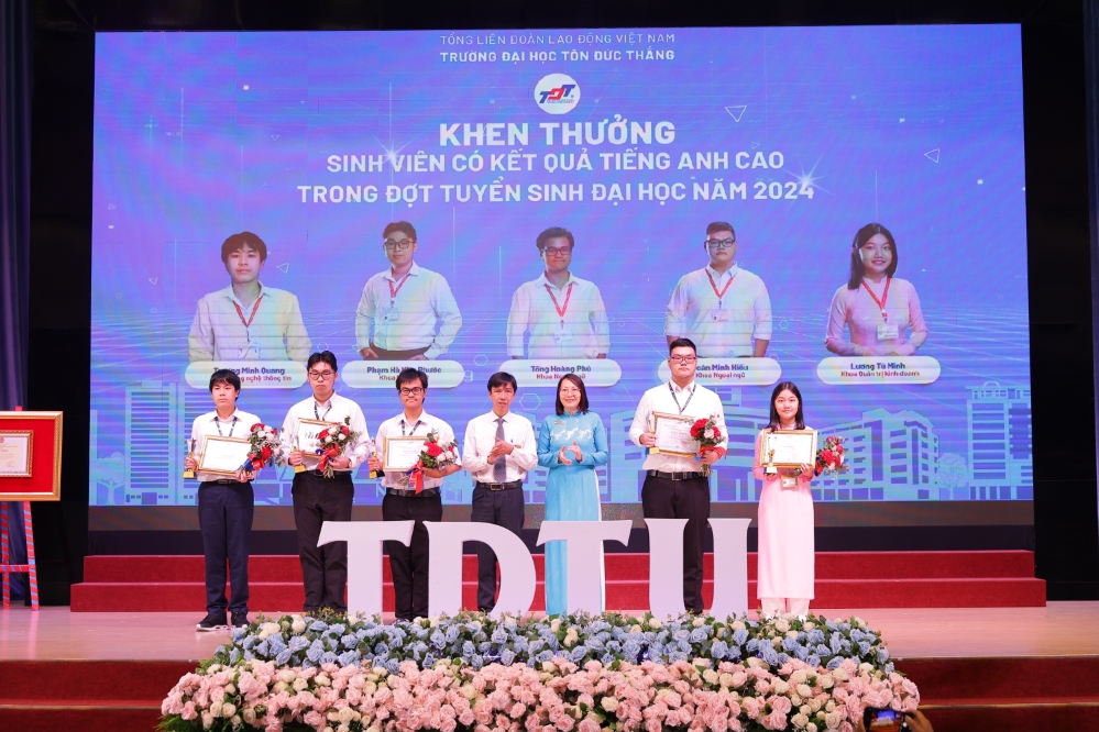 TS. Võ Hoàng Duy - Phó Hiệu trưởng TDTU và PGS. TS Phạm Thị Minh Lý - Phó Chủ tịch Hội đồng trường khen thưởng sinh viên có kết quả tiếng Anh cao trong đợt tuyển sinh đại học năm 2024