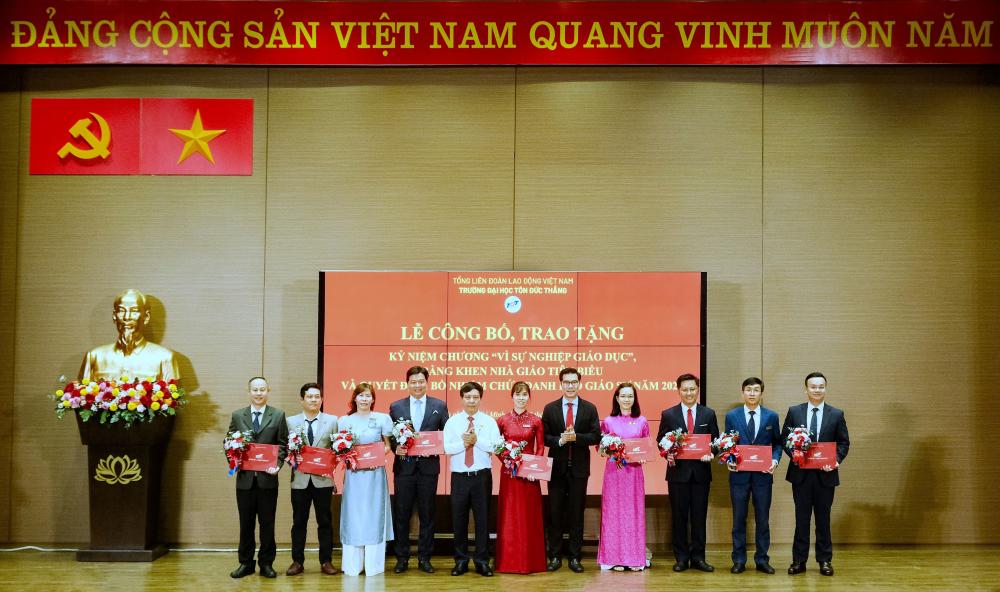 TS. Vũ Anh Đức, Chủ tịch Hội đồng trường và TS. Trần Trọng Đạo, Chủ tịch Hội đồng Khoa học và Đào tạo, Hiệu trưởng Nhà trường trao Quyết định bổ nhiệm và tặng hoa chúc mừng cho các Tân Phó Giáo sư bổ nhiệm lần đầu và Phó Giáo sư được tái bổ nhiệm