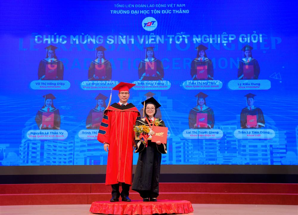 Dr. Tran Trong Dao, President of TDTU, in a photo with excellent graduates