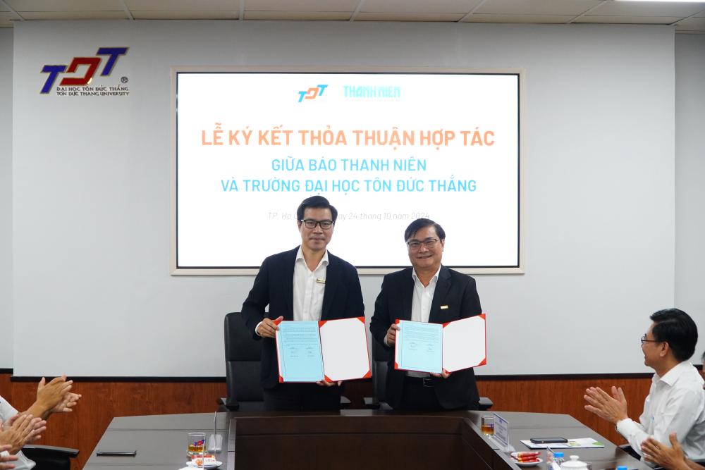 Dr. Tran Trong Dao - President of TDTU and Journalist Nguyen Ngoc Toan – Editor-in-Chief of Thanh Nien Newspaper signed the MoU