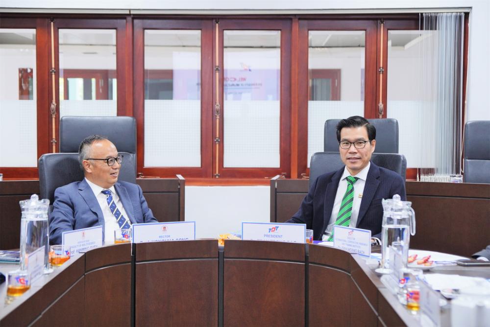 Dr. Yonghua Song (left) – UM, and Dr. Tran Trong Dao (right) – TDTU, discussing at the working session