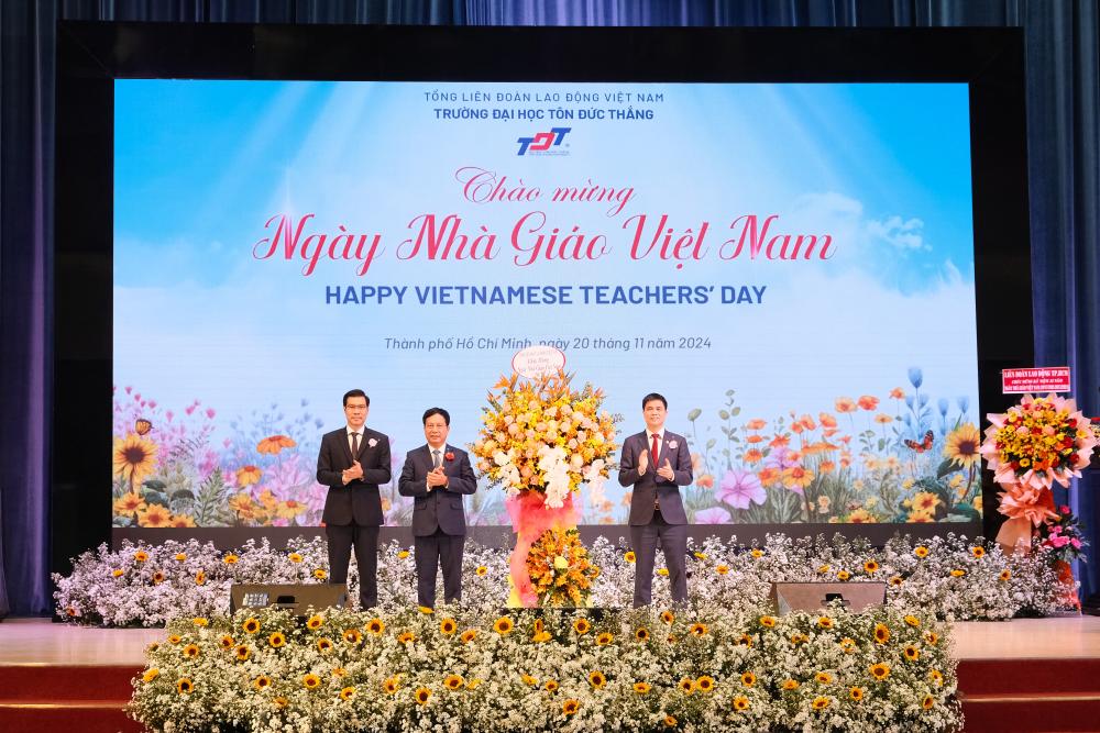 The University leaders receiving congratulatory flowers from the Vietnam General Confederation of Labour