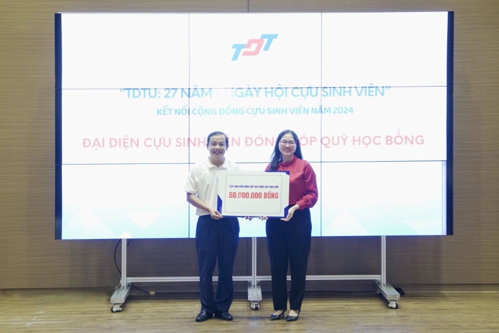 Ms. Bi Mai Vy – an alumna from the Intake 12 of the Faculty of Business Administration, representing the alumni to contribute to the Alumni Scholarship Fund