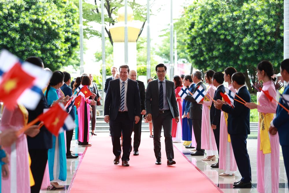 TS. Trần Trọng Đạo, Hiệu trưởng TDTU đón tiếp Ngài Ville Tovia, Bộ trưởng Bộ Ngoại thương và Phát triển Phần Lan, đại diện Phái đoàn cấp cao Phần Lan