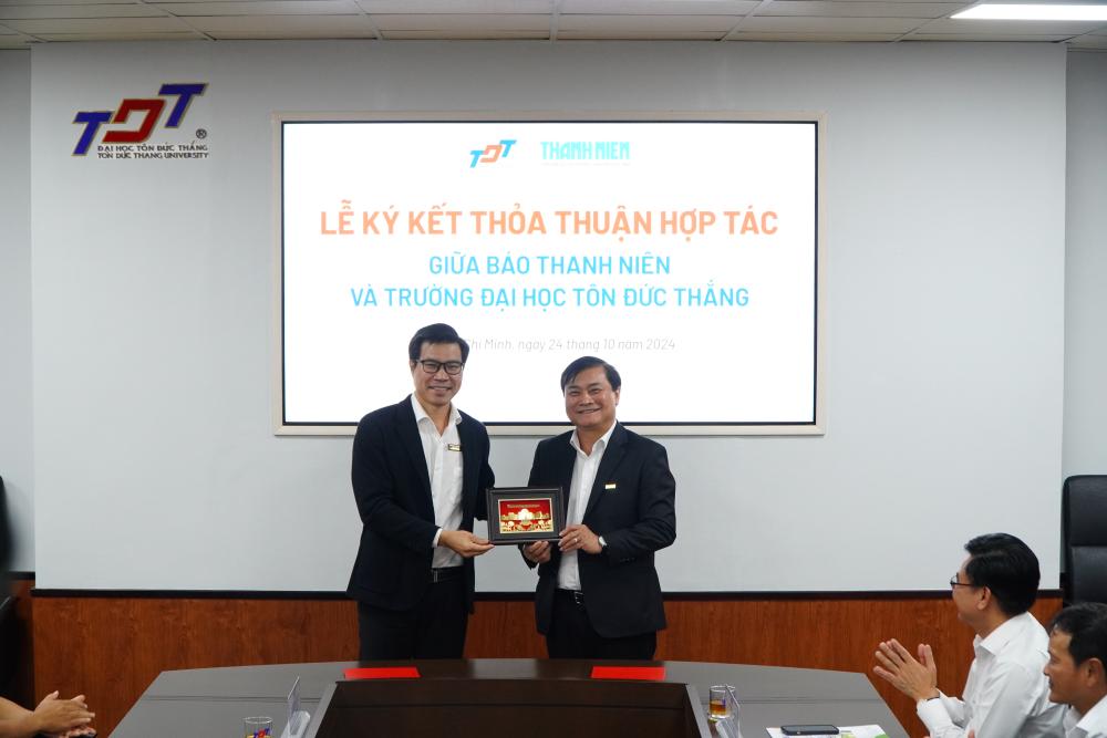 TDTU and Thanh Nien Newspaper exchanged gifts and took commemorative photos