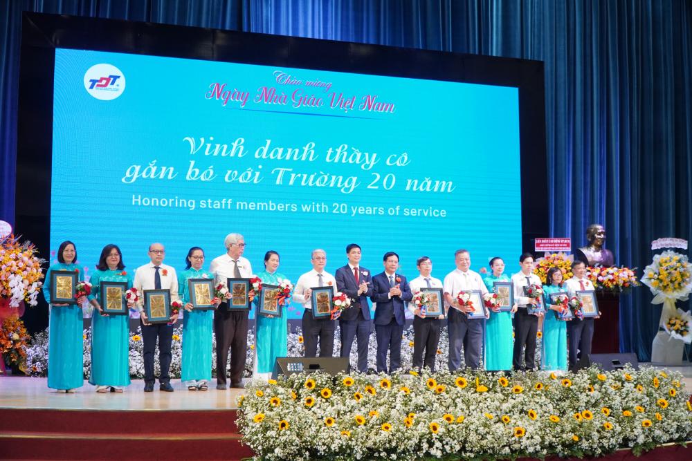 The University leaders honoring lecturers and staff who have been dedicated to the University for 20 years, 15 years, and 10 years, acknowledging their significant contributions to the University’s development