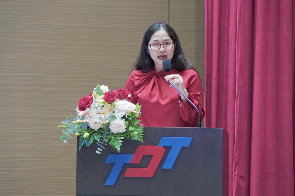 Ms. Bi Mai Vi – an alumna from the Intake 12 of the Faculty of Business Administration, representing the alumni, giving a speech at the meeting and gathering with the University's leadership