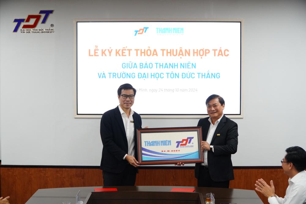 TDTU and Thanh Nien Newspaper exchanged gifts and took commemorative photos