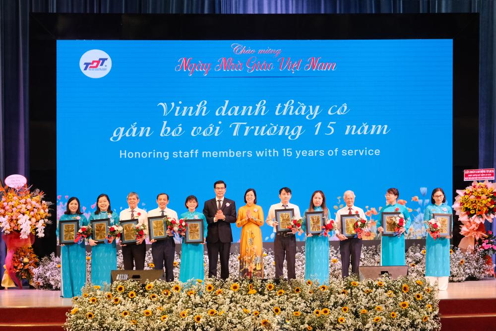 The University leaders honoring lecturers and staff who have been dedicated to the University for 20 years, 15 years, and 10 years, acknowledging their significant contributions to the University’s development