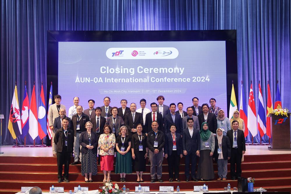 TDTU Leadership Representatives and the presenters at the Conference in a group photo