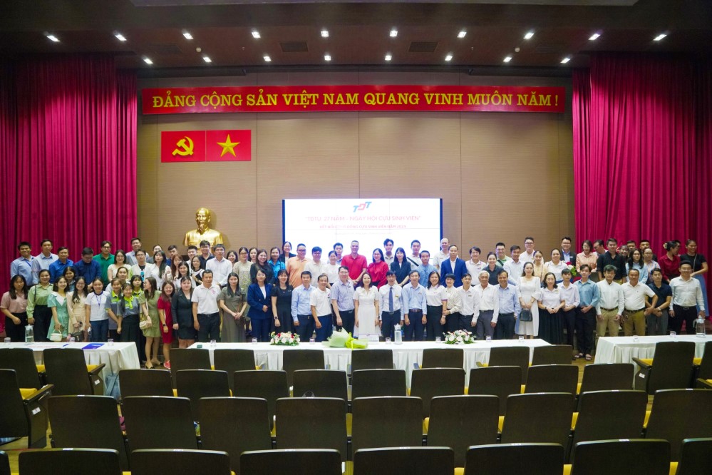 The alumni in a group photo with the Presidential Board, along with representatives from the University’s Faculties, Departments, and Units