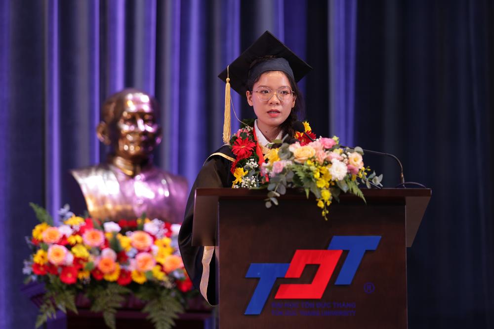 Ms. Le Doan Yen Vy, Faculty of Accounting, graduated with Excellent academic performance, representing the graduates in October, giving a speech