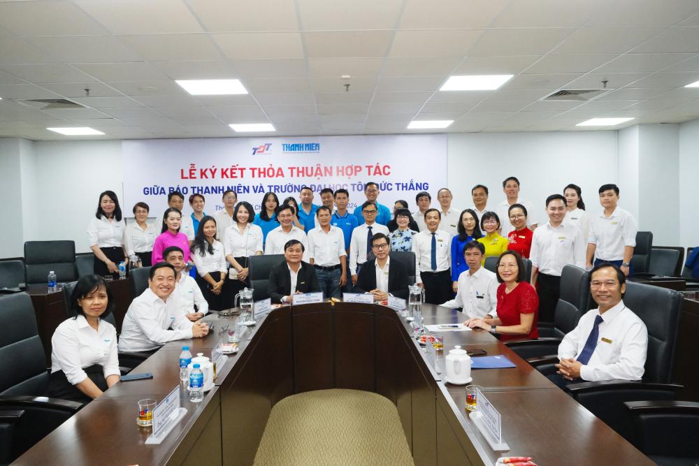 TDTU and Thanh Nien Newspaper exchanged gifts and took commemorative photos