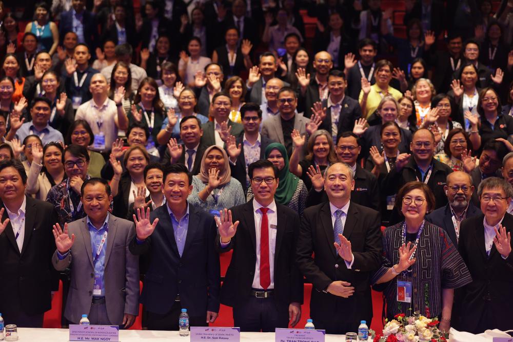  All delegates, guests and experts taking group photos at the Conference   