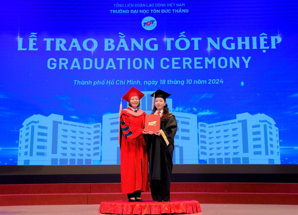 Các Trưởng khoa trao bằng cho sinh viên