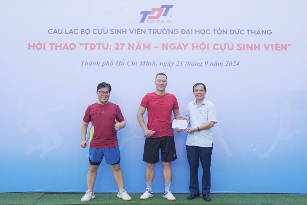 Mr. Tang Khac Quy – Director of the Center of Enterprise Cooperation and Alumni (CECA), presenting the badminton awards at the Alumni Sports Event