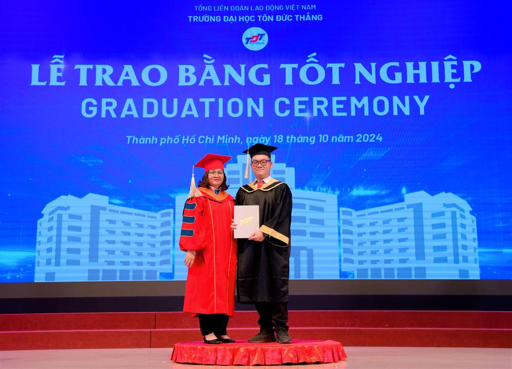 Các Trưởng khoa trao bằng cho sinh viên