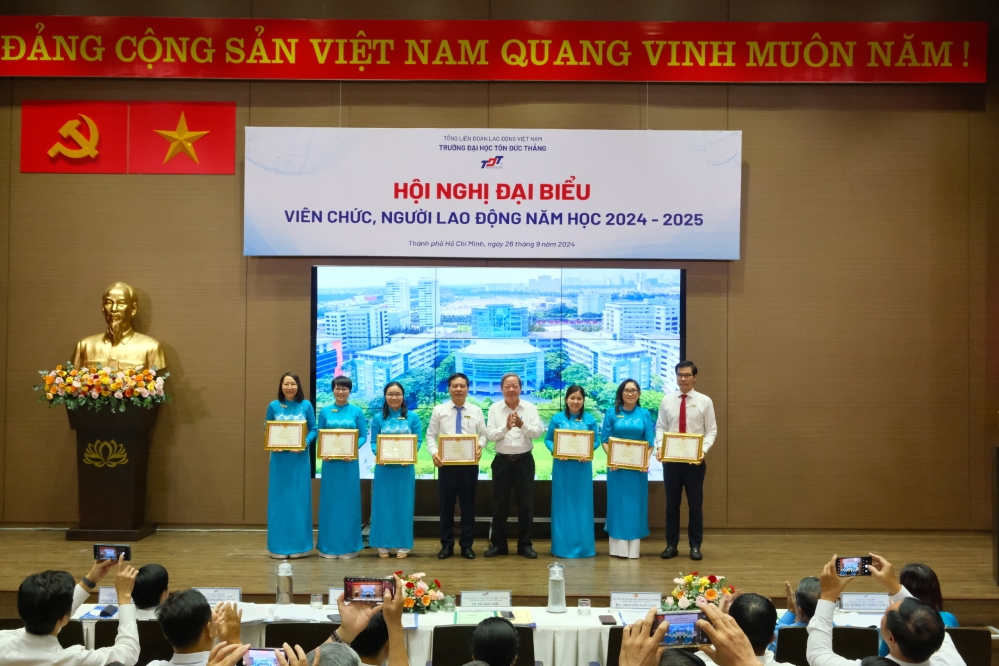 ThS. Nguyễn Huy Cận – Chủ tịch Hội Khuyến học TP. HCM, thành viên HĐT và Ban Giám hiệu Nhà trường khen thưởng các tập thể, cá nhân đạt thành tích cao trong năm học 2023-2024