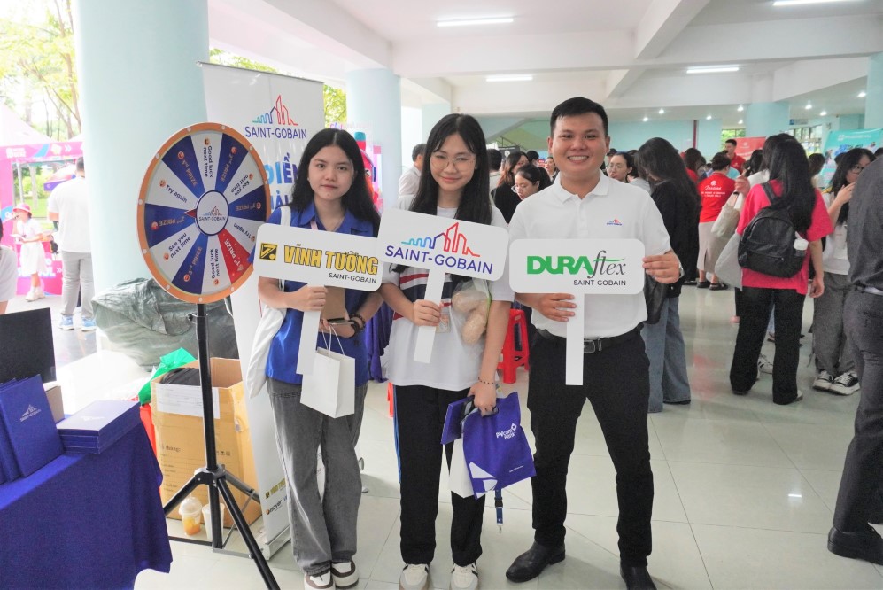 A large number of TDTU students attending the event to explore and engaging in discussions, receiving advice about job opportunities at alumni-owned companies during the Alumni Day