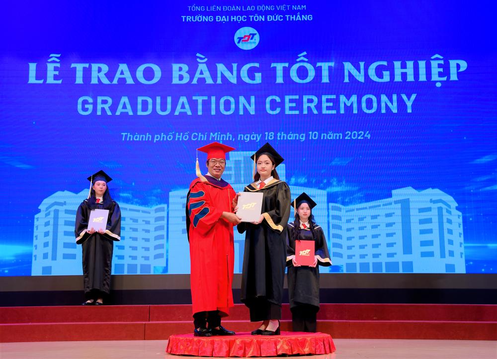 Các Trưởng khoa trao bằng cho sinh viên